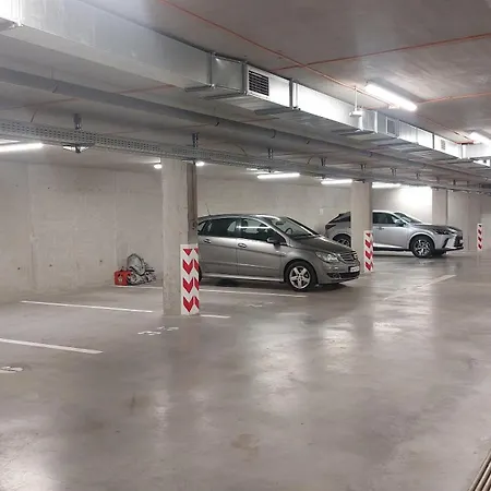 Hurbanova, 24h Self Check-in, Private Parking, Ac, Next To Park, 10 Mins To Square דירה *