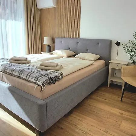 Hurbanova, 24h Self Check-in, Private Parking, Ac, Next To Park, 10 Mins To Square דירה *