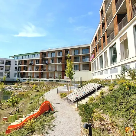 Hurbanova, 24h Self Check-in, Private Parking, Ac, Next To Park, 10 Mins To Square *